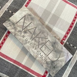 UD SMOKY EYESHADOW PALETTE